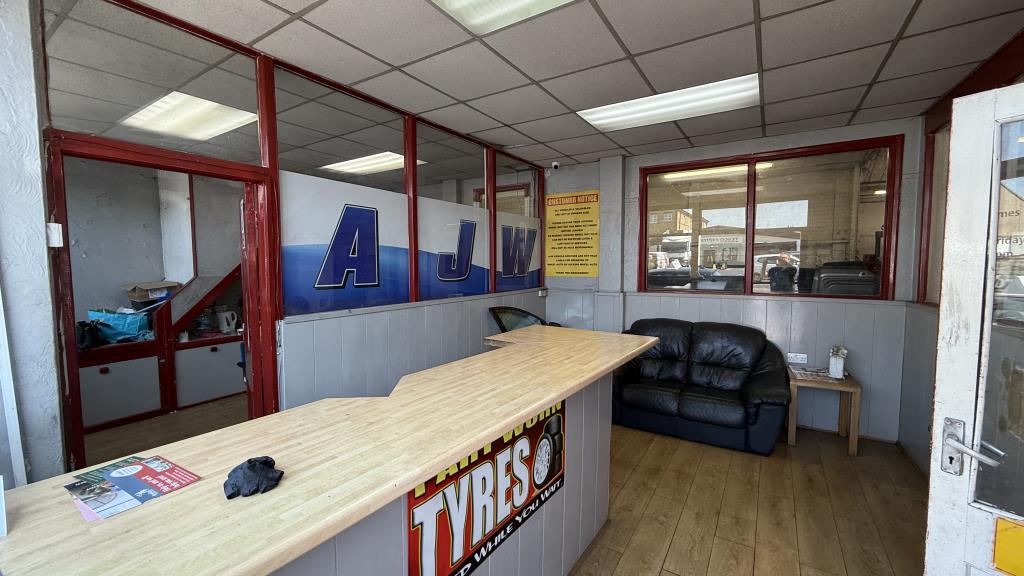 Lot: 57 - FREEHOLD CAR WORKSHOP AND GARAGE - Interior image of reception
